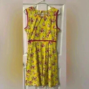 NWT wild flower clothing co. Women’s size Medium- yellow/pink floral pattern.